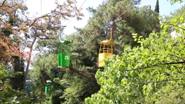 Färgglada funicular vagnar — Stockvideo