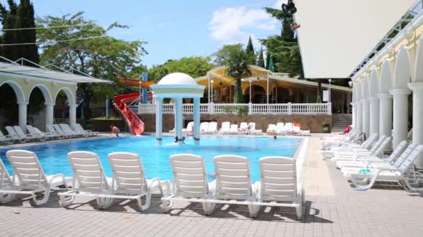 La gente descansa en la piscina abierta — Vídeo de stock