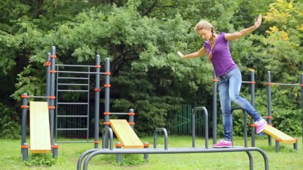 Mädchen balanciert am Schwebebalken — Stockvideo