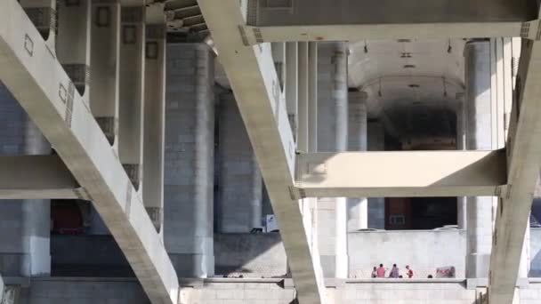 Sob vista da ponte moderna na cidade — Vídeo de Stock