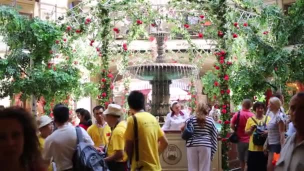 La gente en los grandes almacenes de Moscú — Vídeo de stock