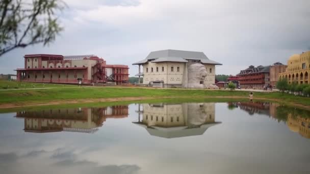 Edifícios reconstruídos no complexo cultural Etnomir — Vídeo de Stock