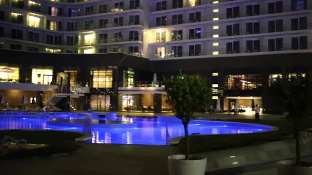 V noci bazén v hotelu — Stock video