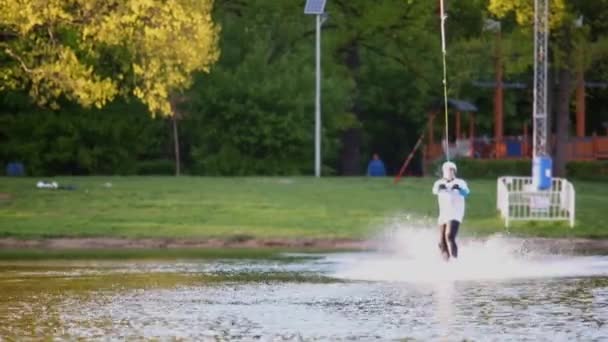 Mannelijke wakeboarder maakt spiegelen — Stockvideo