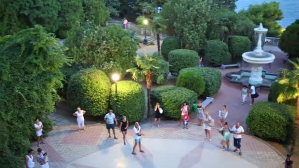 Fontein in de buurt van amfitheater met sculpturen van de vruchtbaarheid — Stockvideo