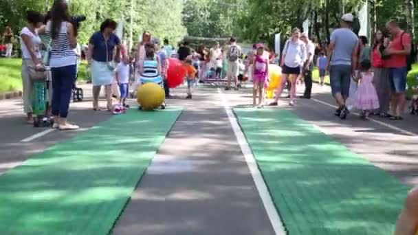 Children play in Sokolniki park — Stock Video