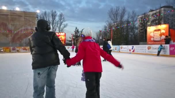 Hermano y hermana en el patinaje disco silencioso — Vídeos de Stock