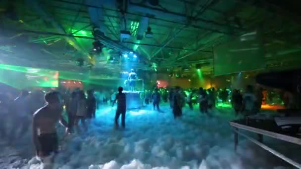 Spacious dance hall during foam party — Stock Video