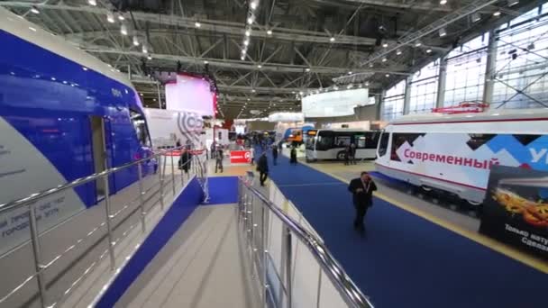 Menschen in der Ausstellungshalle des städtischen Verkehrs — Stockvideo