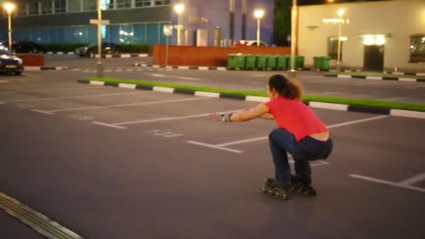 Donna pattinaggio a rotelle sulla strada — Video Stock