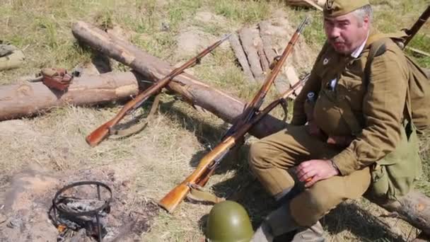 Man klädd som sovjetisk soldat nära lägerelden — Stockvideo