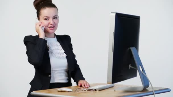 Bizneswoman rozmawia przez telefon — Wideo stockowe
