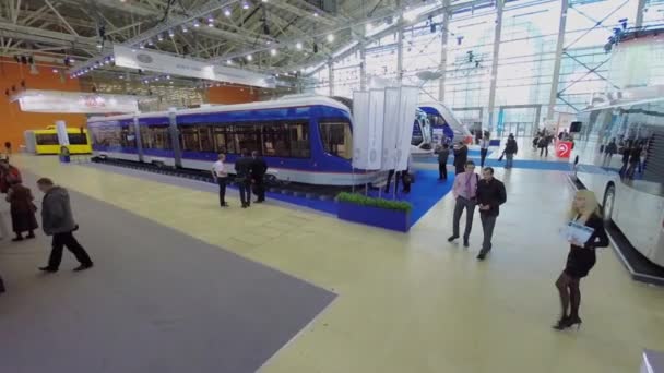 Menschen gehen in der Nähe von Fahrzeugen — Stockvideo