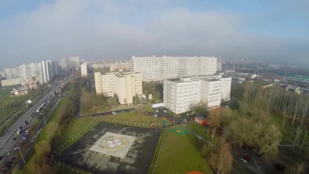 Stadsbilden med kliniskt sjukhus — Stockvideo