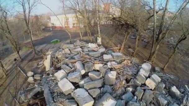 Обломки разрушенного старого здания — стоковое видео