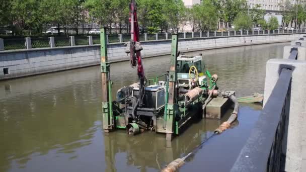 Universal muddring maskin i floden — Stockvideo