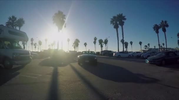 Sol brilha acima do carro — Vídeo de Stock