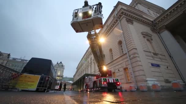 Fire motor ladder descends on pavement — Stock Video
