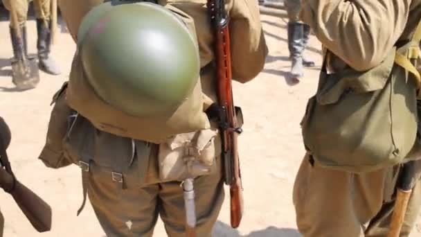 Soldaten in de Sovjet-militaire uniformen en munitie — Stockvideo