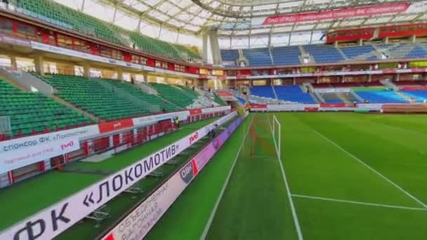 Tribunes met bewaker op voetbalstadion locomotief — Stockvideo