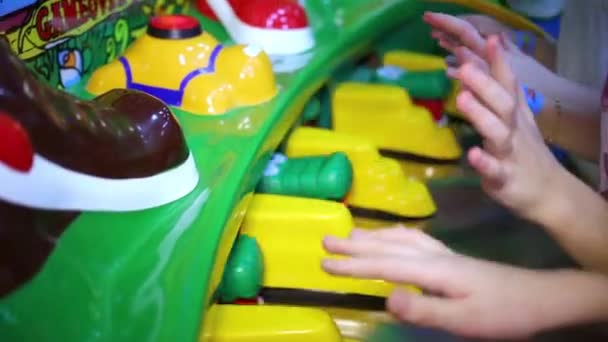 Filles jouent sur la machine de jeu d'enfant — Video
