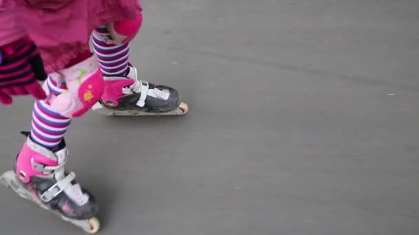 Fille patinage à roulettes sur la route — Video