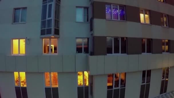 Lumière dans certaines fenêtres de la maison d'habitation — Video