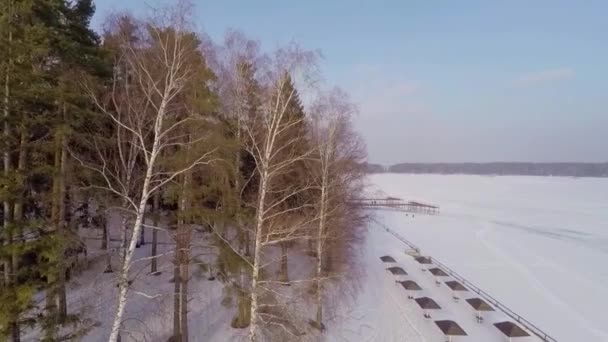 Las sombrillas sobre el malecón del río Istra nevado — Vídeos de Stock