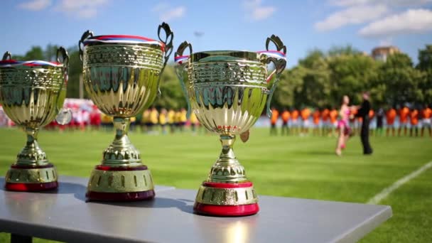 Tres premios tazas para jugadores de fútbol — Vídeo de stock