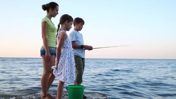 Madre e hijos con caña de pescado — Vídeo de stock