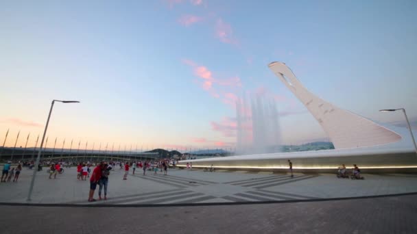 Turistas caminando cerca de la fuente cantando — Vídeos de Stock