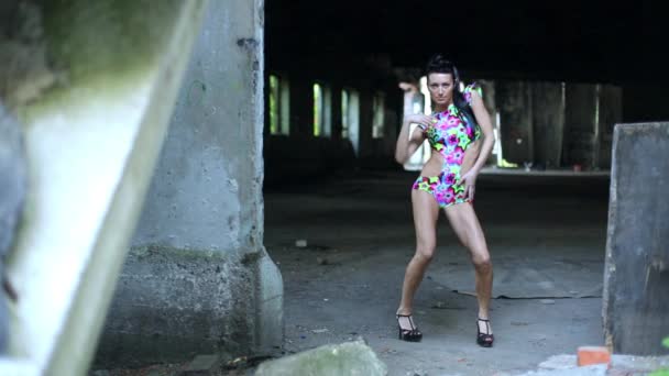 Girl dances on ruins of abandoned building — Stock Video