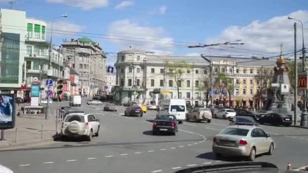 Straat Maroseyka en vierkante Ilyinskie Gates — Stockvideo