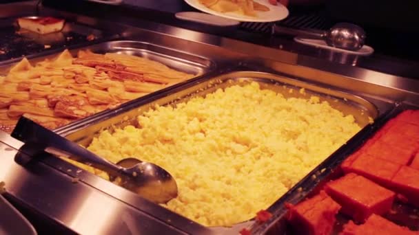 Comida en comedor moderno en el hotel — Vídeos de Stock