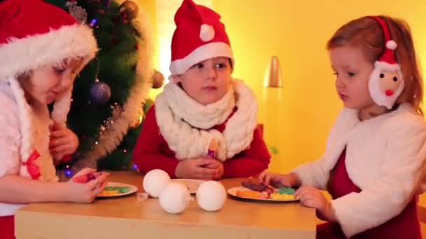 Niño y niñas jugando — Vídeos de Stock