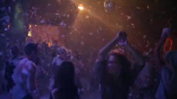 Folk dansar på skum party — Stockvideo