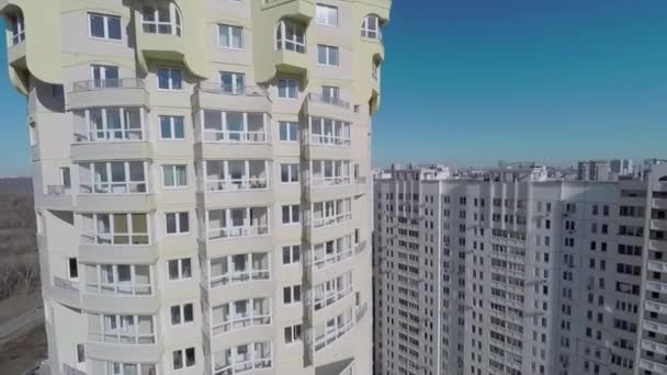 Casas de viviendas altas contra paisaje urbano — Vídeos de Stock