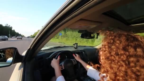 Vrouw die auto rijdt op de snelweg — Stockvideo