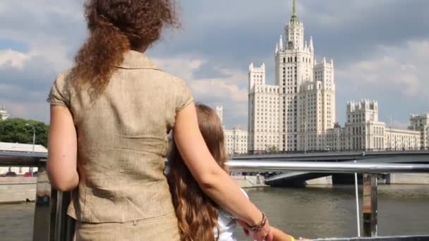 Mutter und Mädchen betrachten Gebäude von Flussschiff in Moskau — Stockvideo