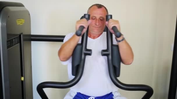 Elderly man training — Stock Video