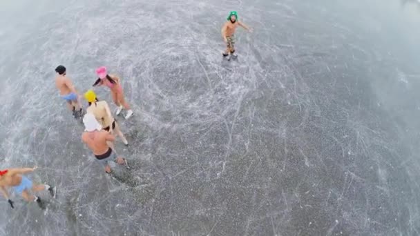 De garçons et de filles patinant en maillots de bain — Video