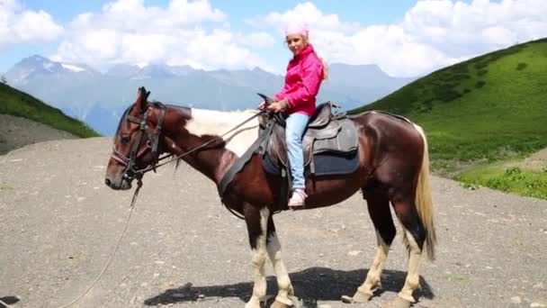 Chica feliz se sienta a caballo — Vídeo de stock