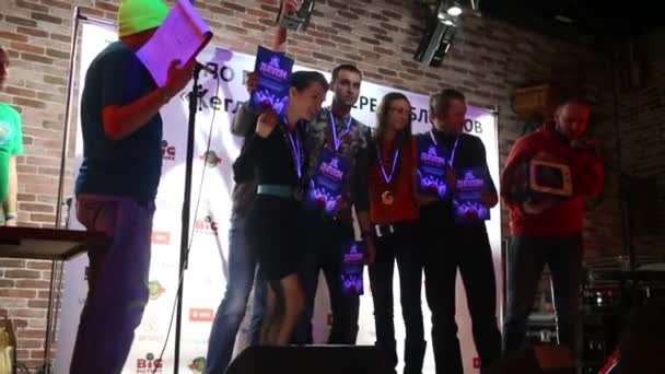 Personas en el escenario con diplomas después del torneo de bolos Keglepad — Vídeo de stock