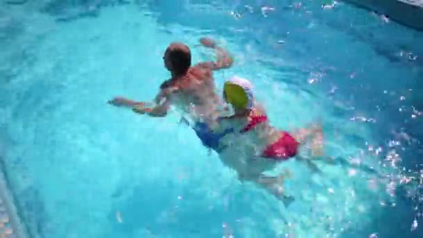 Opa en kleindochter zwemmen — Stockvideo