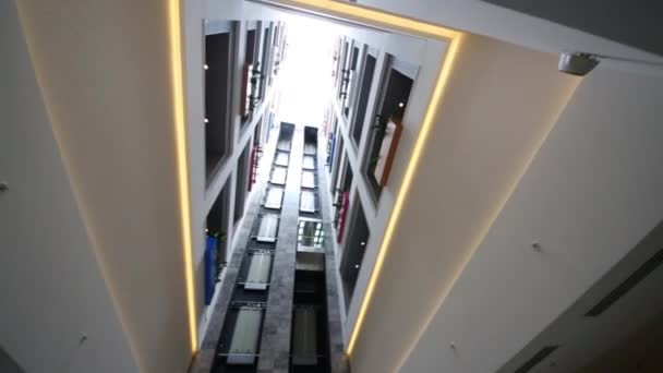 Stěhování výtahy a mnoho příběhů v hotelu — Stock video