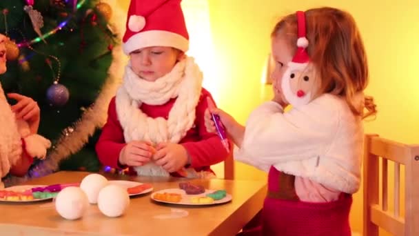 Menino e meninas brincando — Vídeo de Stock