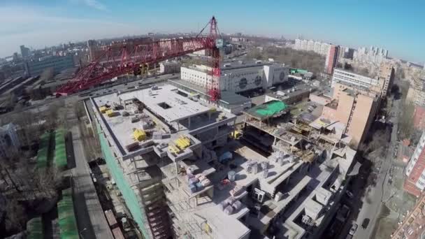 Trabalhos de grua em estaleiros de construção de complexos separados — Vídeo de Stock