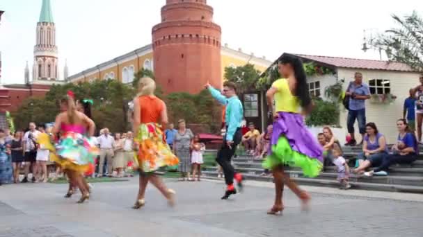 Dansers voeren op Festival Moskou jam — Stockvideo