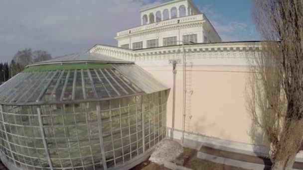 Pavilhão vítreo no dia ensolarado da primavera — Vídeo de Stock