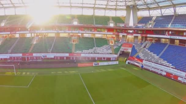 Fußballstadion mit leeren Tribünen — Stockvideo